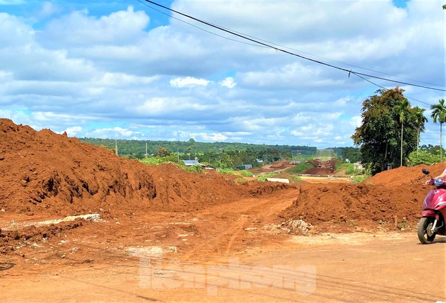 Đại lộ nghìn tỷ ngổn ngang trước ngày thông tuyến: Chủ đầu tư, nhà thầu nói gì? - Ảnh 4.