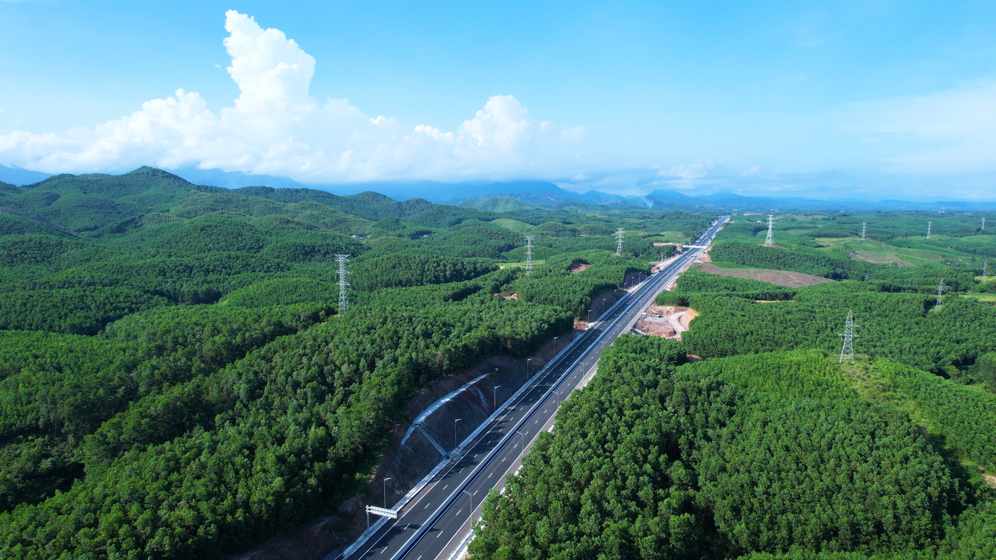 Vẻ đẹp băng rừng, vượt biển của cao tốc Vân Đồn - Móng Cái trị giá hơn 12.000 tỷ đồng - Ảnh 2.