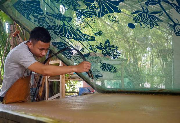 Dùng bẹ dừa làm giấy, xịt nước để vẽ tranh xuyên sáng bán với giá hàng chục triệu đồng - Ảnh 13.
