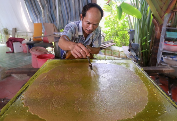 Dùng bẹ dừa làm giấy, xịt nước để vẽ tranh xuyên sáng bán với giá hàng chục triệu đồng - Ảnh 14.