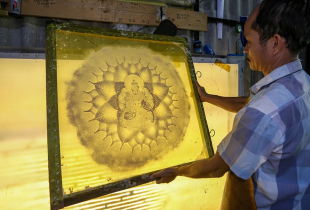 Dùng bẹ dừa làm giấy, xịt nước để vẽ tranh xuyên sáng bán với giá hàng chục triệu đồng - Ảnh 17.