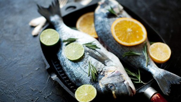 Dùng nguyên liệu rẻ tiền này ngâm cá trước khi chế biến, mùi tanh của cá không những hết mà món ăn còn ngon gấp bội - Ảnh 3.