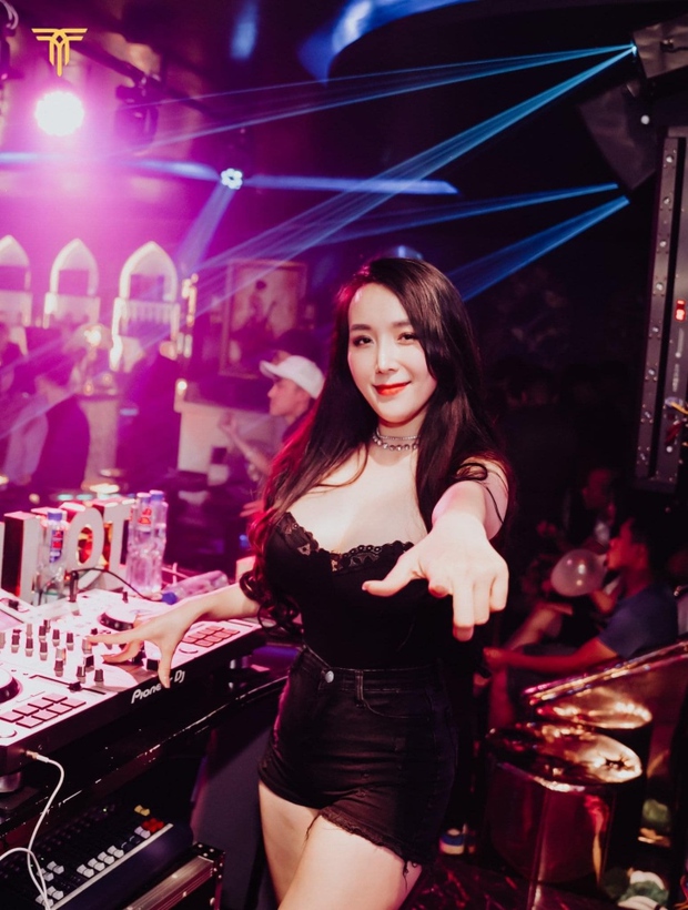 Bà xã DJ của Khắc Việt xinh đẹp, nóng bỏng dù đã là mẹ 2 con