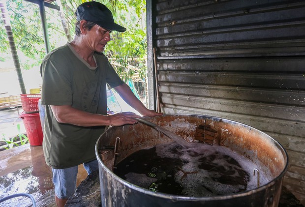 Dùng bẹ dừa làm giấy, xịt nước để vẽ tranh xuyên sáng bán với giá hàng chục triệu đồng - Ảnh 6.