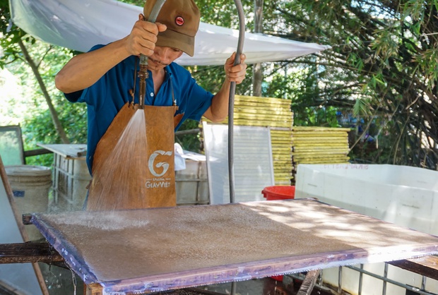 Dùng bẹ dừa làm giấy, xịt nước để vẽ tranh xuyên sáng bán với giá hàng chục triệu đồng - Ảnh 9.