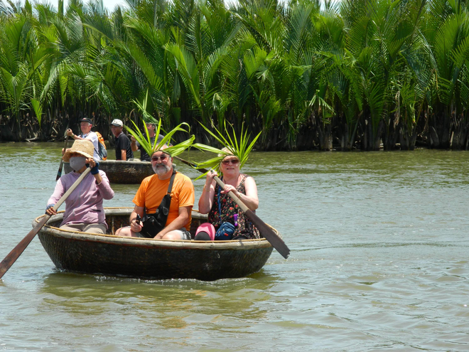 Chao đảo trên thuyền thúng - một đặc sản du lịch Việt Nam khiến du khách phấn khích - Ảnh 10.