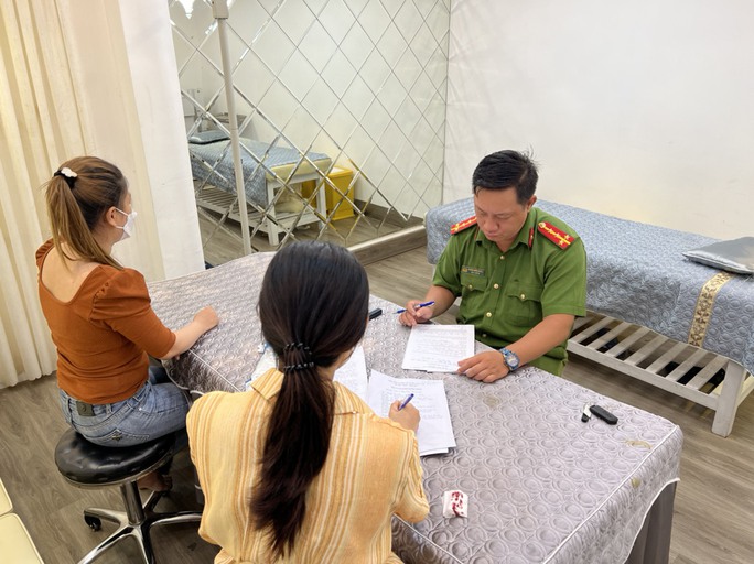 Vụ bơm ngực, nâng mũi chui tại Đà Nẵng: Phạt 210 triệu đồng, đình chỉ 18 tháng - Ảnh 1. Vụ bơm ngực, nâng mũi chui tại Đà Nẵng: Phạt 210 triệu đồng, đình chỉ 18 tháng - Ảnh 1.