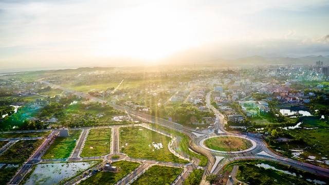 Cận cảnh tuyến cao tốc Vân Đồn - Móng Cái có hệ thống chiếu sáng hiện đại nhất Việt Nam trước ngày thông xe - Ảnh 1.