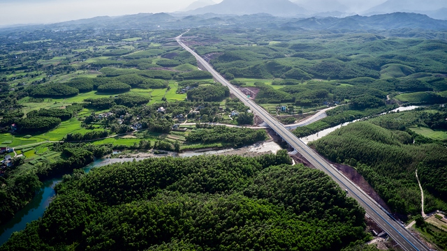 Cận cảnh tuyến cao tốc Vân Đồn - Móng Cái có hệ thống chiếu sáng hiện đại nhất Việt Nam trước ngày thông xe - Ảnh 2.