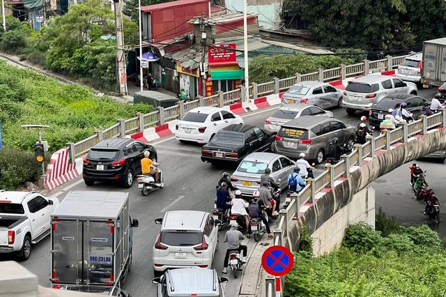 Chùm ảnh: Người dân về quê nghỉ lễ, các tuyến đường lớn ùn tắc kéo dài - Ảnh 1.