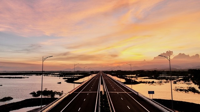 Cận cảnh tuyến cao tốc Vân Đồn - Móng Cái có hệ thống chiếu sáng hiện đại nhất Việt Nam trước ngày thông xe - Ảnh 11.