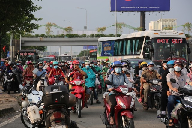 Chùm ảnh: Người dân về quê nghỉ lễ, các tuyến đường lớn ùn tắc kéo dài - Ảnh 20.