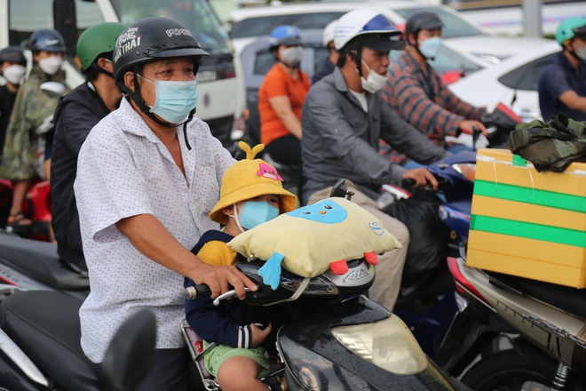 Chùm ảnh: Người dân về quê nghỉ lễ, các tuyến đường lớn ùn tắc kéo dài - Ảnh 21.