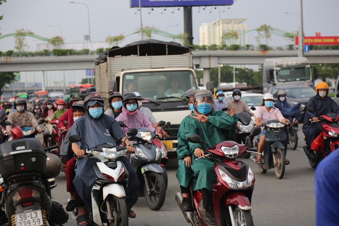 Chùm ảnh: Người dân về quê nghỉ lễ, các tuyến đường lớn ùn tắc kéo dài - Ảnh 22.