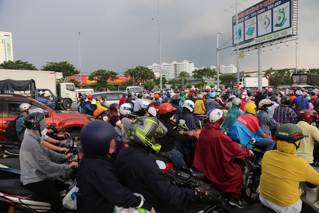 Chùm ảnh: Người dân về quê nghỉ lễ, các tuyến đường lớn ùn tắc kéo dài - Ảnh 24.