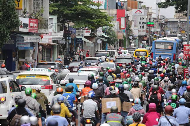 Chùm ảnh: Người dân về quê nghỉ lễ, các tuyến đường lớn ùn tắc kéo dài - Ảnh 27.