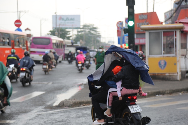 Chùm ảnh: Người dân về quê nghỉ lễ, các tuyến đường lớn ùn tắc kéo dài - Ảnh 32.