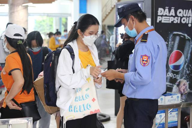 Chùm ảnh: Người dân về quê nghỉ lễ, các tuyến đường lớn ùn tắc kéo dài - Ảnh 40.