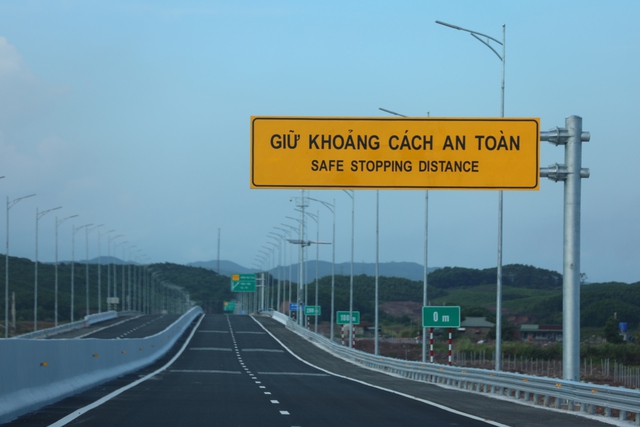 Cận cảnh tuyến cao tốc Vân Đồn - Móng Cái có hệ thống chiếu sáng hiện đại nhất Việt Nam trước ngày thông xe - Ảnh 6.