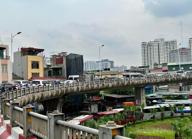 Chùm ảnh: Người dân về quê nghỉ lễ, các tuyến đường lớn ùn tắc kéo dài - Ảnh 7.