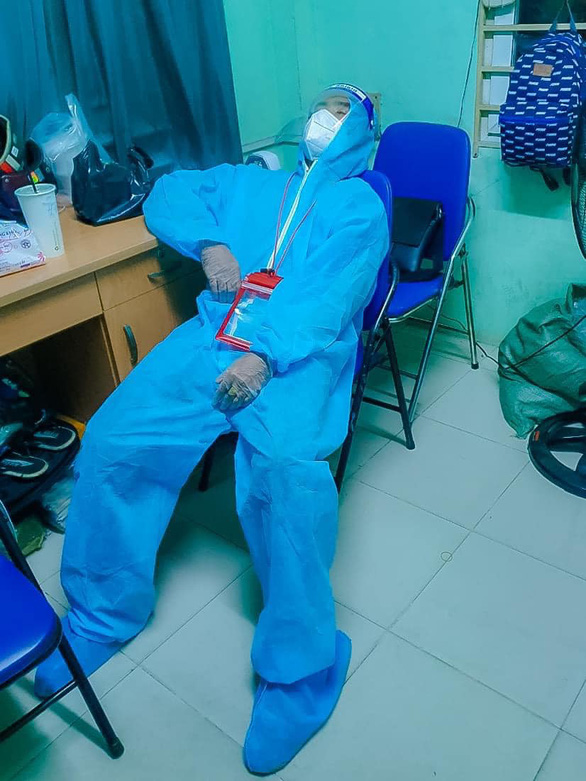 Nữ y tá chăm sóc bệnh nhân COVID-19 suốt đêm để vong linh cha yên lòng - Ảnh 2.