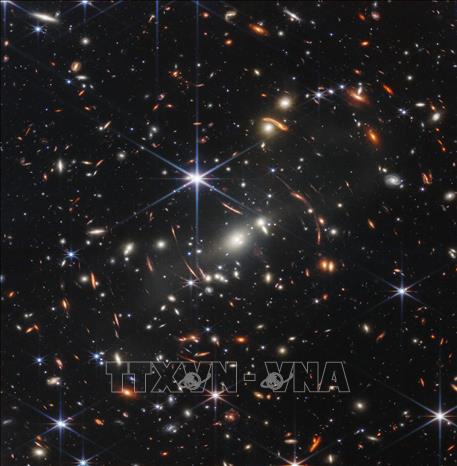 Kính thiên văn Webb cung cấp hình ảnh sắc nét về thiên hà Cartwheel - Ảnh 1.