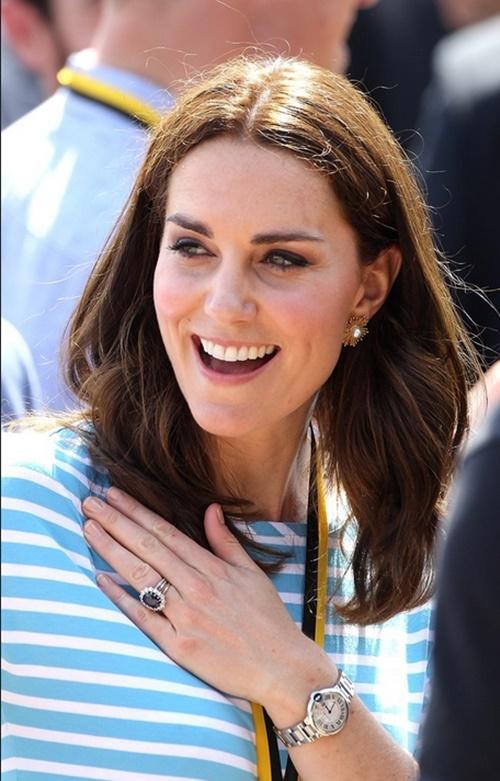 Công nương Kate gây thắc mắc khi không đeo nhẫn đính hôn, vốn là nhẫn cũ của Công nương Diana - Ảnh 1.