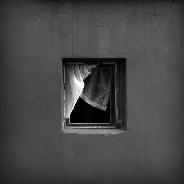 Nhiếp ảnh gia dành 12 năm để chụp một khung cửa sổ cô đơn: Khi cảnh vật đơn giản nhất cũng ghi lại hình dáng của thời gian - Ảnh 12.