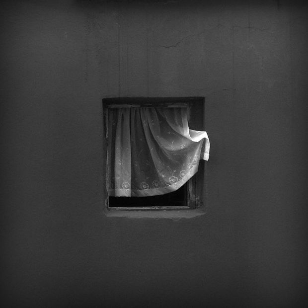 Nhiếp ảnh gia dành 12 năm để chụp một khung cửa sổ cô đơn: Khi cảnh vật đơn giản nhất cũng ghi lại hình dáng của thời gian - Ảnh 14.