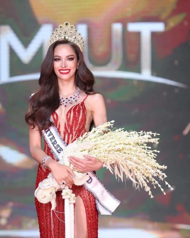  Tân Hoa hậu Hoàn vũ Thái Lan: Xuất thân nghèo khó, bố làm công nhân vệ sinh, là đối thủ nặng ký của Ngọc Châu tại Miss Universe 2022 - Ảnh 3.