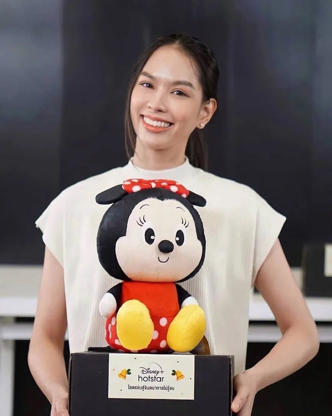  Tân Hoa hậu Hoàn vũ Thái Lan: Xuất thân nghèo khó, bố làm công nhân vệ sinh, là đối thủ nặng ký của Ngọc Châu tại Miss Universe 2022 - Ảnh 8.