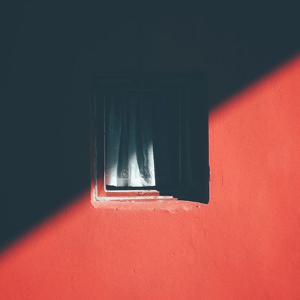 Nhiếp ảnh gia dành 12 năm để chụp một khung cửa sổ cô đơn: Khi cảnh vật đơn giản nhất cũng ghi lại hình dáng của thời gian - Ảnh 10.