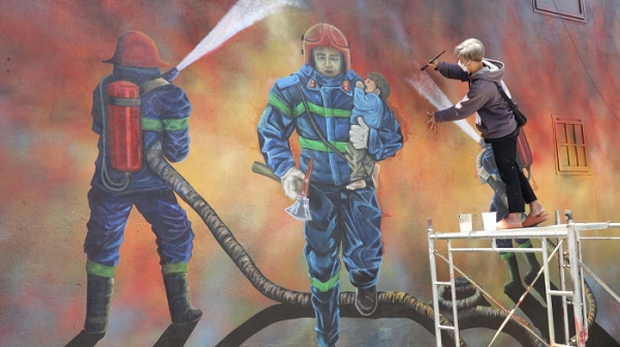 Cùng ngắm những bức tranh vẽ lính cứu hỏa tuyệt đẹp này, được người dân vẽ lên để tưởng nhớ 3 cảnh sát hy sinh trong một vụ lửa lớn. Những nét vẽ chân thật này sẽ khiến bạn cảm thấy bị thu hút vào bối cảnh của từng tấm hình.