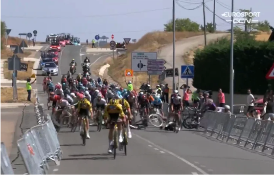 7 tay đua phải bỏ cuộc sau tai nạn kinh hoàng cuối chặng 2 Vuelta a Burgos - Ảnh 3.