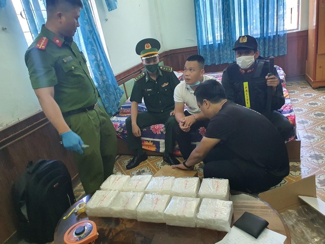  Ba đối tượng lận lưng K59 áp tải hơn 30 kg ma túy đá tại ga Đông Hà  - Ảnh 4.