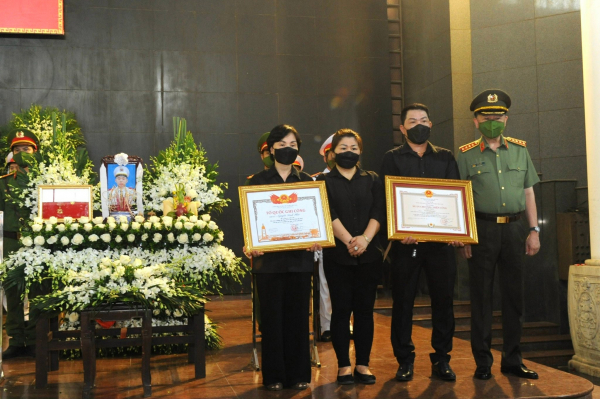 Tổ chức trọng thể Lễ tang 3 liệt sỹ Công an hy sinh khi chữa cháy - Ảnh 9.