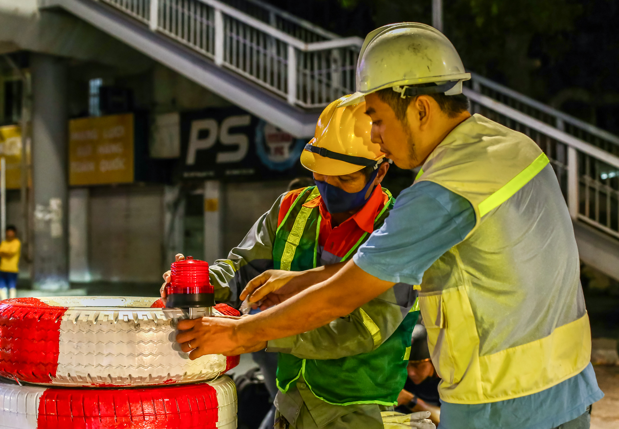 Xuyên đêm dựng dải phân cách cứng trên đường Nguyễn Trãi - Ảnh 5.