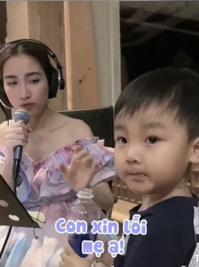  Con trai Hòa Minzy và những khoảnh khắc vừa hiểu chuyện vừa bám mẹ cực đáng yêu  - Ảnh 3.