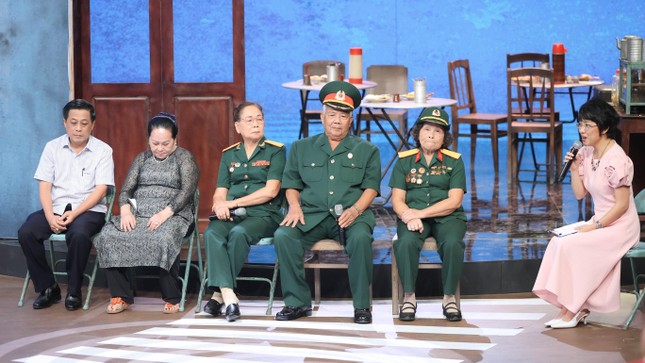 Ni cô Huyền Trang xúc động khi gặp những chiến sĩ Biệt Động Sài Gòn năm xưa  - Ảnh 1.