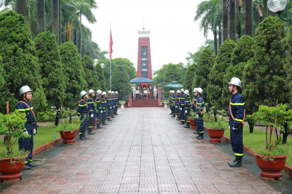 Hình ảnh xúc động tiễn biệt liệt sĩ Đỗ Đức Việt về nơi an nghỉ cuối cùng - Ảnh 4.