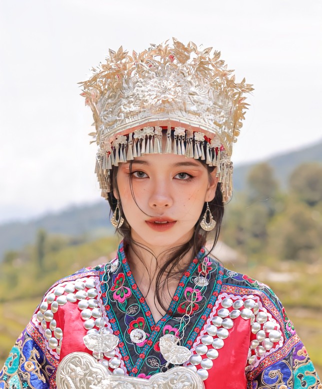 Thiếu nữ Hà Giang đa di năng diện trang phục dân tộc H’Mông khiến nhiều người mê mẩn - Ảnh 1.