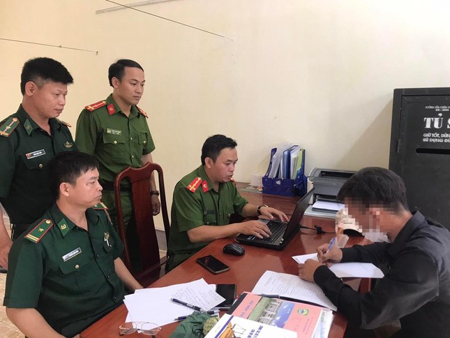 Lời khai người bố lột đồ, treo con gái lên trần nhà - Ảnh 1.