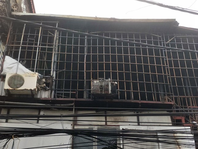 Ngôi nhà 3 tầng gần cổng Bệnh viện Nhi cháy ngùn ngụt - Ảnh 3.
