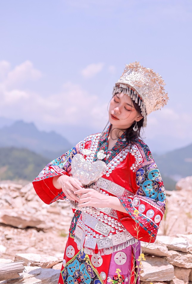Thiếu nữ Hà Giang đa di năng diện trang phục dân tộc H’Mông khiến nhiều người mê mẩn - Ảnh 7.