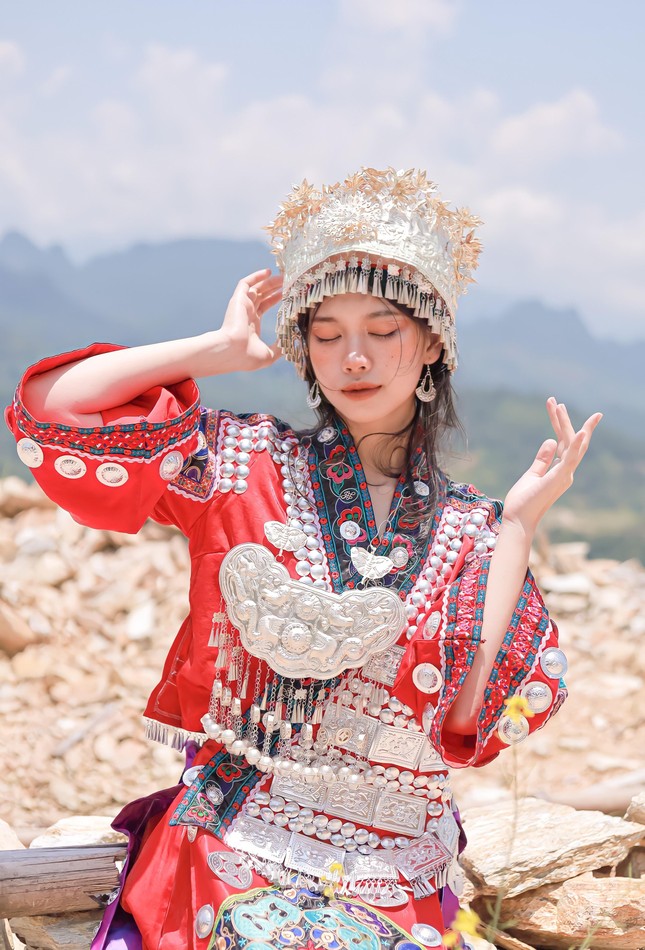 Thiếu nữ Hà Giang đa di năng diện trang phục dân tộc H’Mông khiến nhiều người mê mẩn - Ảnh 4.