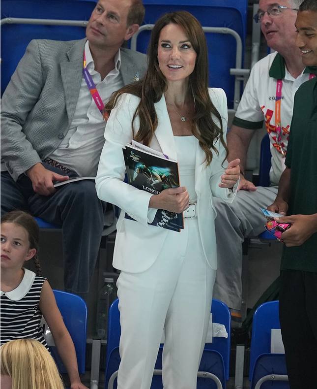 Bài học tiết kiệm từ Công nương Kate Middleton: 5 lần mặc lại đồ cũ, tiết kiệm mà vẫn style - Ảnh 3.