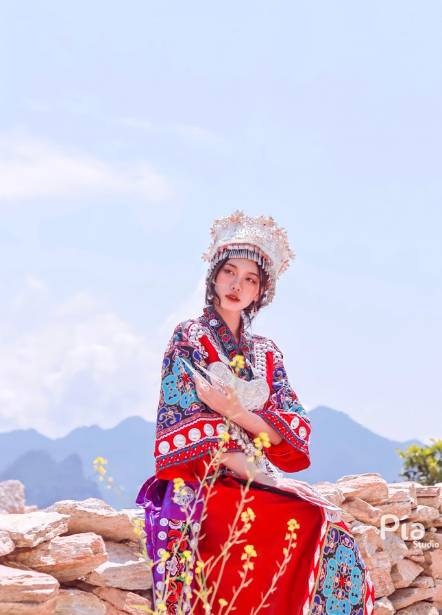 Thiếu nữ Hà Giang đa di năng diện trang phục dân tộc H’Mông khiến nhiều người mê mẩn - Ảnh 8.
