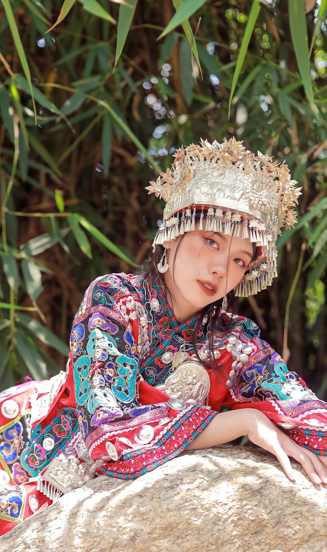 Thiếu nữ Hà Giang đa di năng diện trang phục dân tộc H’Mông khiến nhiều người mê mẩn - Ảnh 10.