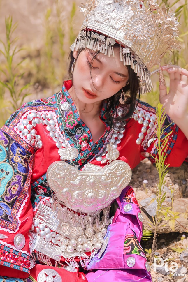 Thiếu nữ Hà Giang đa di năng diện trang phục dân tộc H’Mông khiến nhiều người mê mẩn - Ảnh 5.