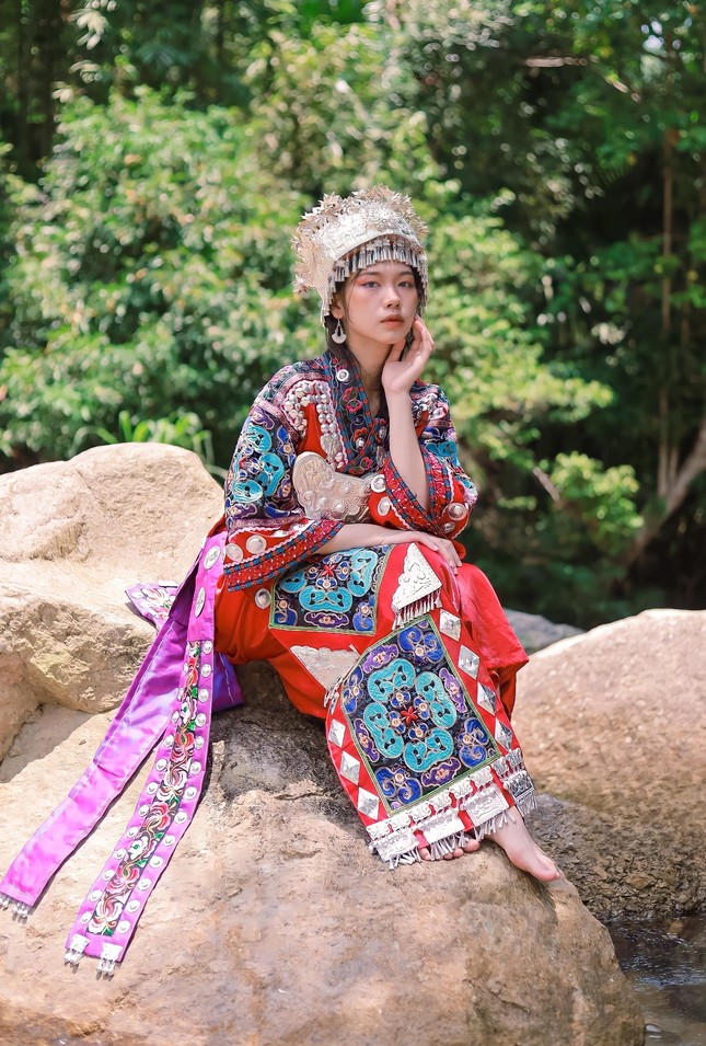 Thiếu nữ Hà Giang đa di năng diện trang phục dân tộc H’Mông khiến nhiều người mê mẩn - Ảnh 13.